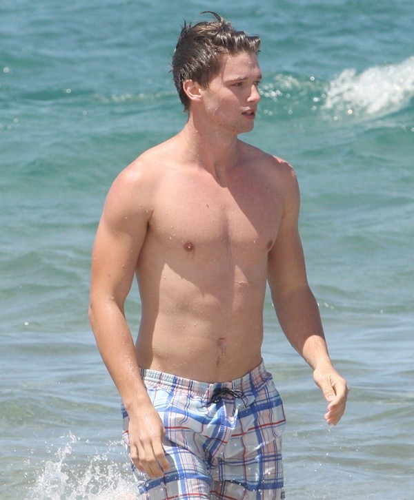 Patrick Schwarzenegger telo